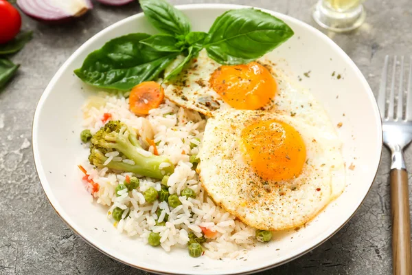 Plate Tasty Eggs Vegetables Rice Gray Background — Stock Photo, Image