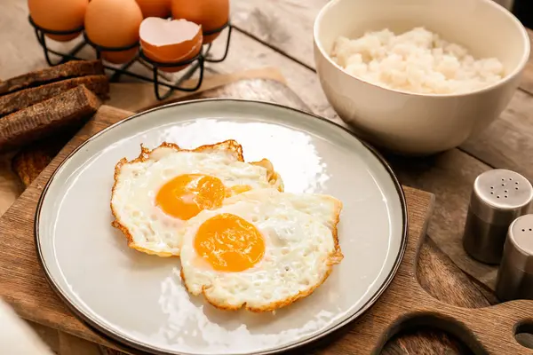 Placa Com Ovos Saborosos Arroz Tigela Fundo Madeira — Fotografia de Stock