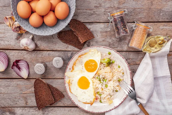 Prato Com Ovos Saborosos Legumes Arroz Fundo Madeira — Fotografia de Stock