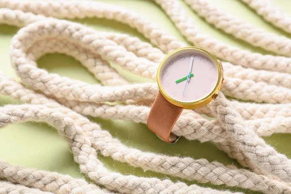 色の背景にロープでスタイリッシュな手首の腕時計 — ストック写真