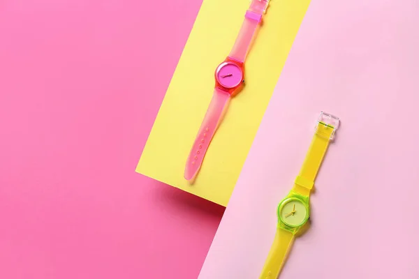 Relógios Pulso Elegantes Fundo Colorido — Fotografia de Stock