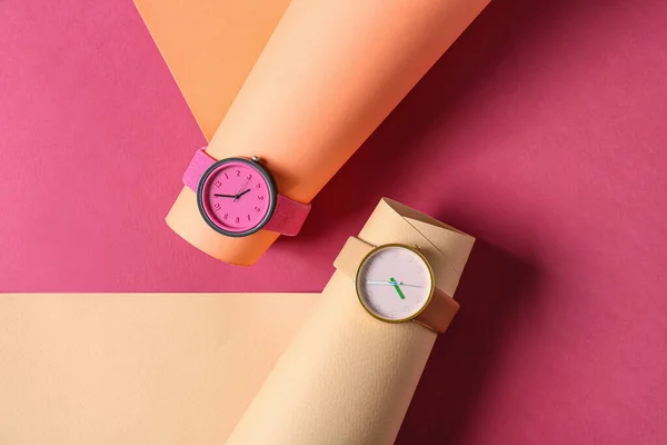 カラフルな背景にスタイリッシュな手首の腕時計 — ストック写真