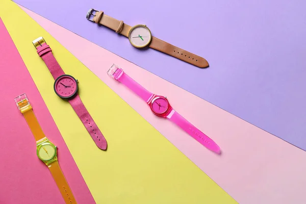 Elegantes Relojes Pulsera Sobre Fondo Colorido — Foto de Stock