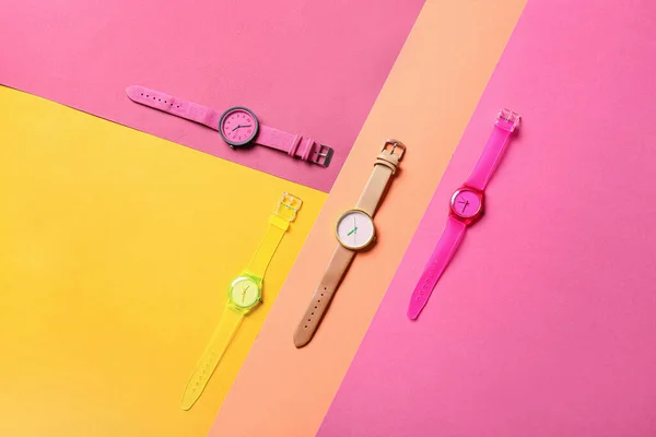 Elegantes Relojes Pulsera Sobre Fondo Colorido —  Fotos de Stock