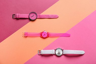 Renkli arka planda şık kol saatleri