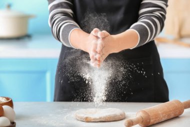 Kadın mutfakta para kazanıyor.