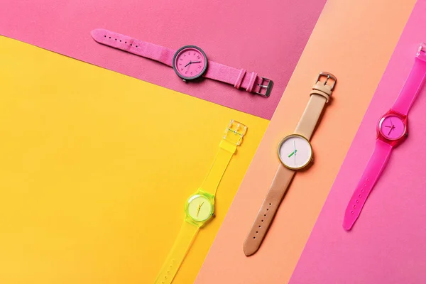 Elegantes Relojes Pulsera Sobre Fondo Colorido — Foto de Stock