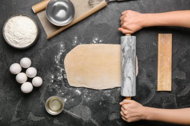 Koyu arkaplandan para kazanan kadın