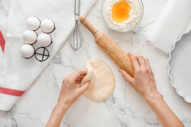 Kadın arka planda para kazanıyor.