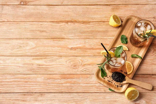 Стаканы Холодного Черного Чая Лимоном Деревянном Фоне — стоковое фото
