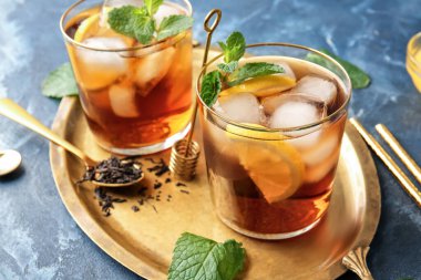 Renkli limonlu soğuk siyah çay bardakları