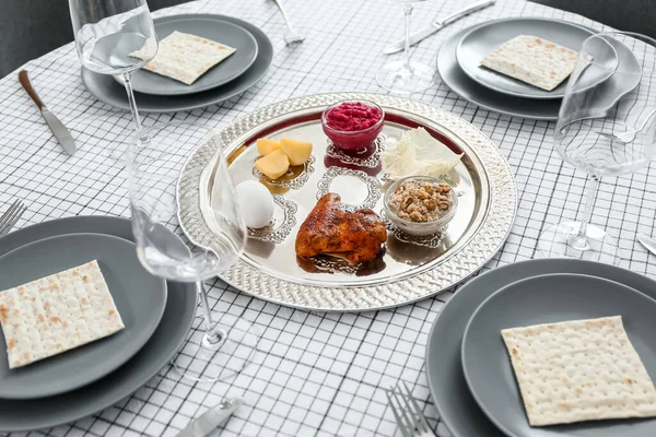 Passover Seder Assiette Avec Nourriture Traditionnelle Sur Table Servie — Photo