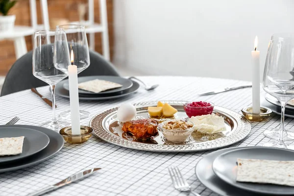 식탁에 전통적 음식을 유월절 — 스톡 사진