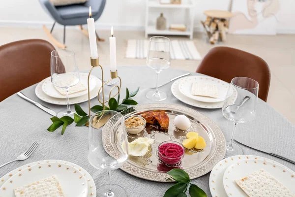 Passover Seder Assiette Avec Nourriture Traditionnelle Sur Table Servie — Photo