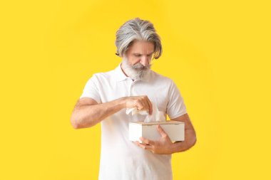 Renkli arka planda hasta olgun bir adam