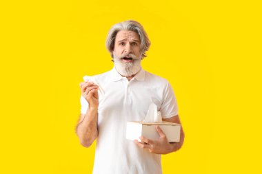 Renkli arka planda hasta olgun bir adam