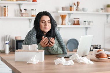 Evde çalışan hasta, olgun bir kadın.