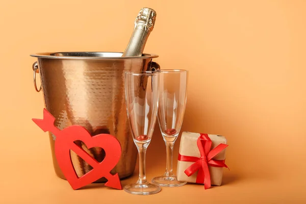 Bottiglia Champagne Regalo Bicchieri Celebrazione San Valentino Sullo Sfondo Colori — Foto Stock