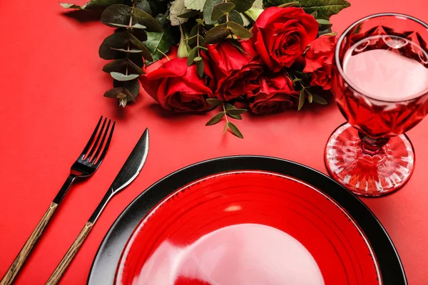 バレンタインデーのお祝いの色の背景にテーブルの設定 — ストック写真