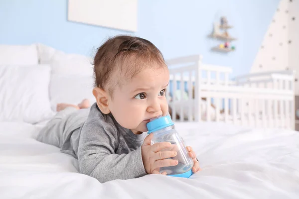 Милий Хлопчик Воду Пляшки Вдома — стокове фото