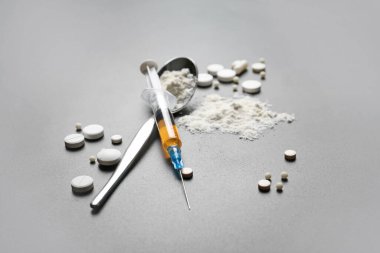 Gri arka planda uyuşturucu bulunan şırınga