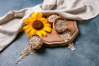 Koyu arkaplanda kabuklu ayçiçeği tohumları olan kompozisyon