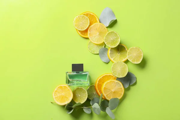 Egy Üveg Parfüm Citrusfélékkel Színes Háttér — Stock Fotó