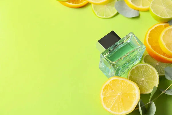Egy Üveg Parfüm Citrusfélékkel Színes Háttér — Stock Fotó