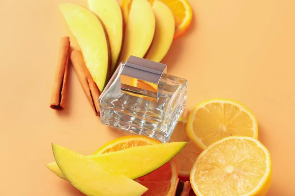 Zusammensetzung Mit Einer Flasche Parfüm Und Früchten Auf Farbigem Hintergrund — Stockfoto