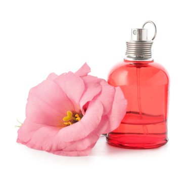 Beyaz arka planda çiçekli bir şişe parfüm.