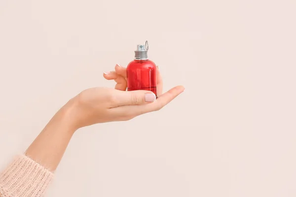 Mão Feminina Com Frasco Perfume Sobre Fundo Claro — Fotografia de Stock