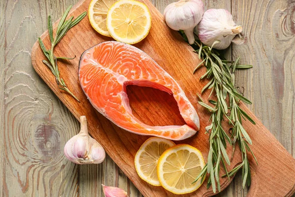 Raw Salmon Steak Garlic Lemon Wooden Background — Stock Photo, Image