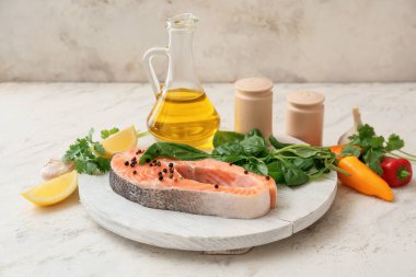 Çiğ somon bifteği, otlar ve baharatlarla dolu bir tabak.