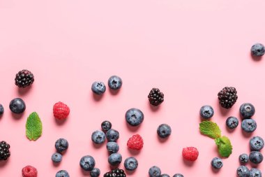 Renkli arkaplanda farklı olgun meyveler