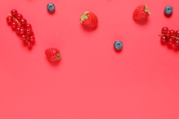 Различные спелые ягоды на цветном фоне