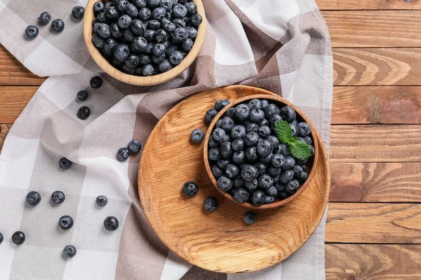 Bols Avec Savoureux Bleuets Mûrs Sur Fond Bois — Photo