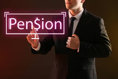 Koyu arkaplanda metin penisi olan bir iş adamı