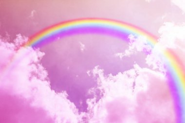 Gökyüzünün bulutlu ve gökkuşaklı güzel manzarası