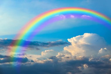 Bulutlu ve gökkuşaklı güzel mavi gökyüzü manzarası