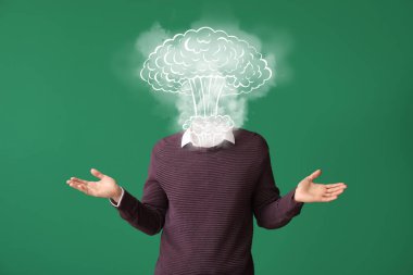 Arka planda kafa yerine atom bombası patlaması olan genç adam.