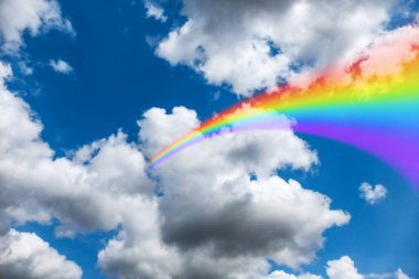 Bulutlu ve gökkuşaklı güzel mavi gökyüzü manzarası