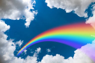 Bulutlu ve gökkuşaklı güzel mavi gökyüzü manzarası