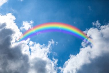 Bulutlu ve gökkuşaklı güzel mavi gökyüzü manzarası