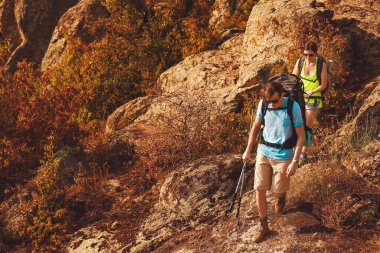 Dağlarda birkaç genç turist