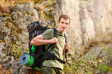 Genç erkek turist dağlarda