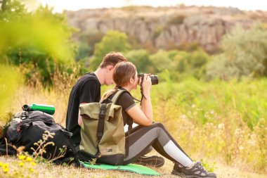 Kırsalda fotoğraf çeken iki genç turist.