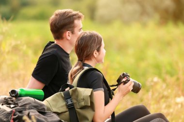 Kırsalda bir çift genç turist