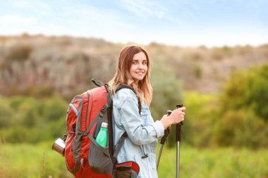 Kırsalda genç bir bayan turist