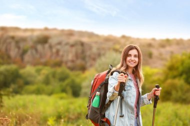 Kırsalda genç bir bayan turist