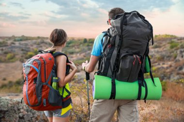 Dağlarda birkaç genç turist